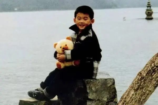 童年时的丁立人。