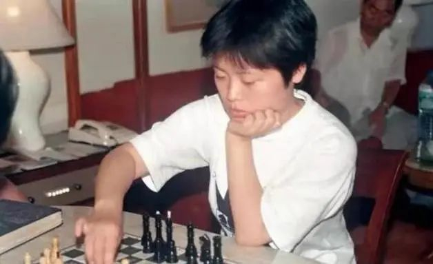 年轻时的谢军。