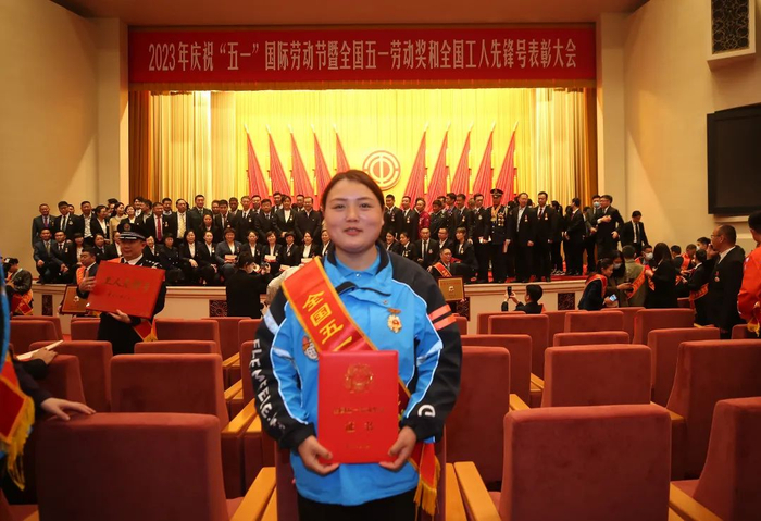 4月27日，外卖骑手田丹被授予全国五一劳动奖章。&nbsp;本文图片均为受访者供图