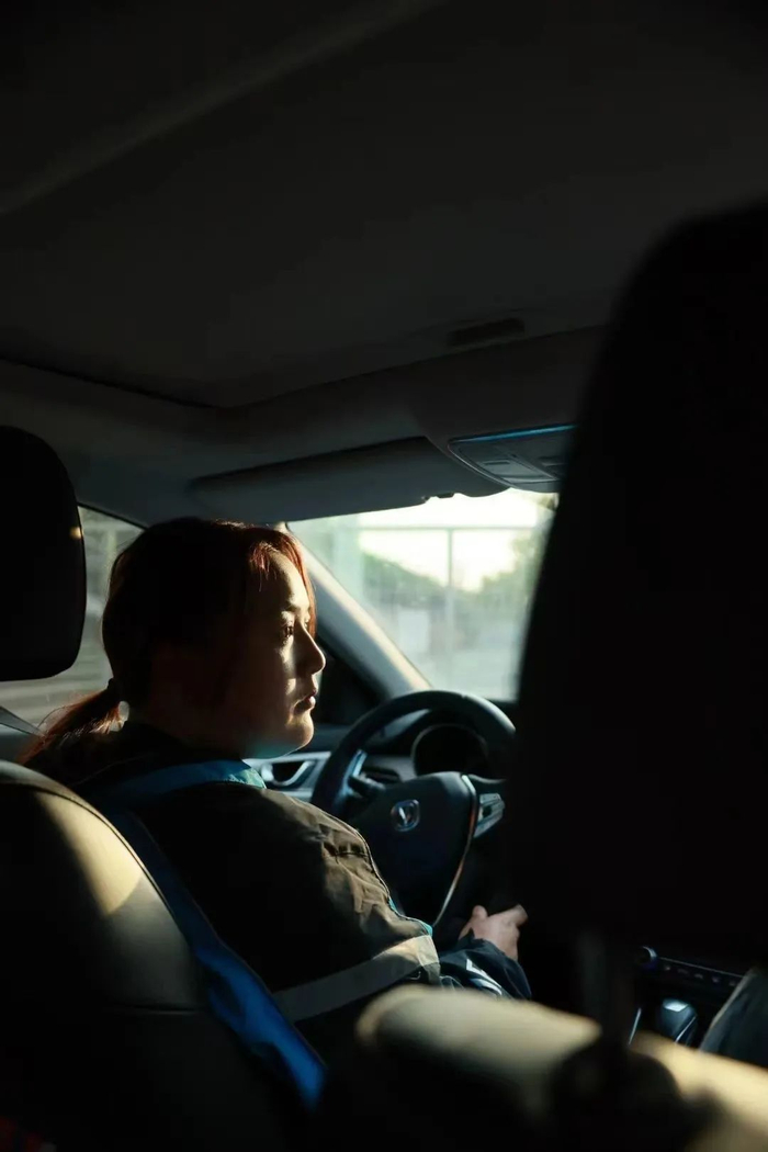 田丹开车送药。