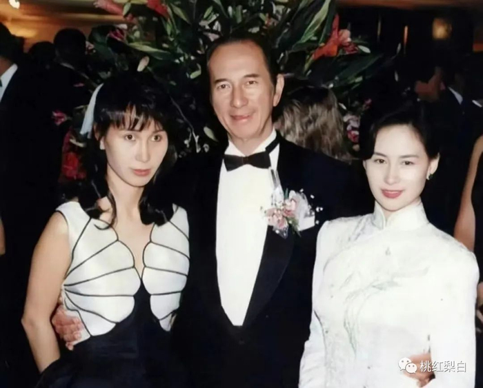 左：何超凤；右：何超琼