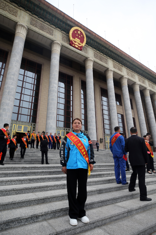 田丹作为五一劳动奖章代表在人民大会堂前留影。