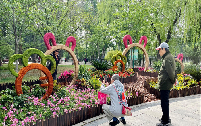 花境利用旧骨架，巧妙变身兔子和胡萝卜造型，体现环保理念。受访者供图