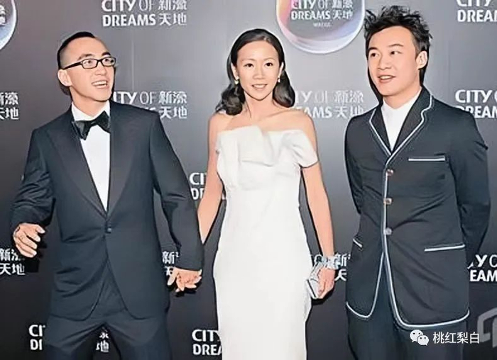 夫妻一出现就是大型秀恩爱现场，手拖手，眼角含笑