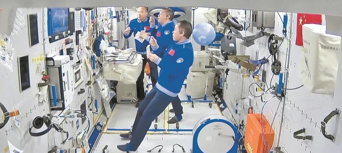     航天员在空间站里用餐