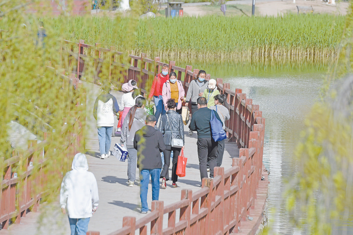 　　4月30日，西宁海湖湿地公园内，游人休闲漫步。西海全媒体记者 邓建青 摄