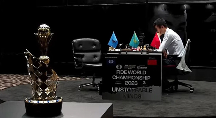 这座梦寐以求的棋王奖杯，终于有了中国人的名字。