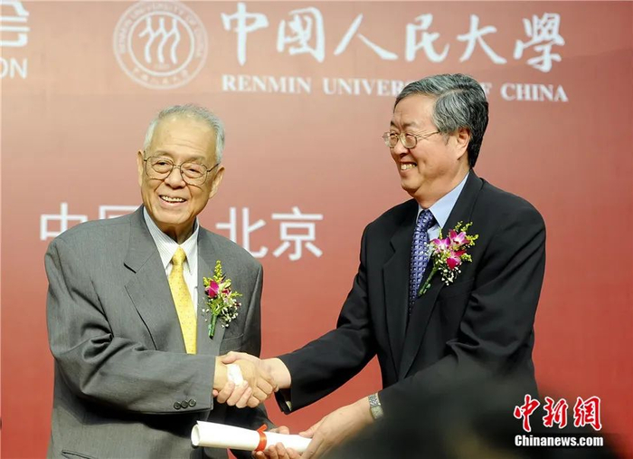 2011年6月1日，黄达（左）荣获首届中国金融学科终身成就奖。中新社发 陆欣 摄