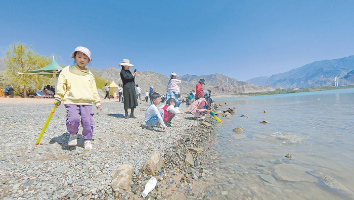 　　4月30日，游客打卡具有“高原小三亚”之称的黄南藏族自治州尖扎县德吉村。西海全媒体记者 邓建青 摄