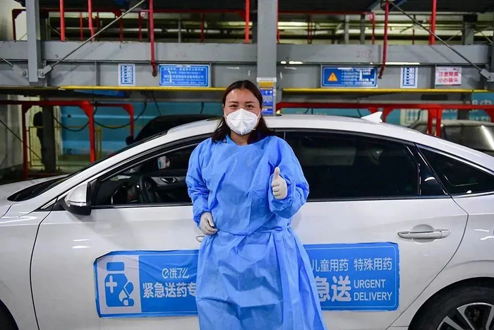 2022年上海疫情期间，田丹是饿了么应急特需项目唯一的女骑手。