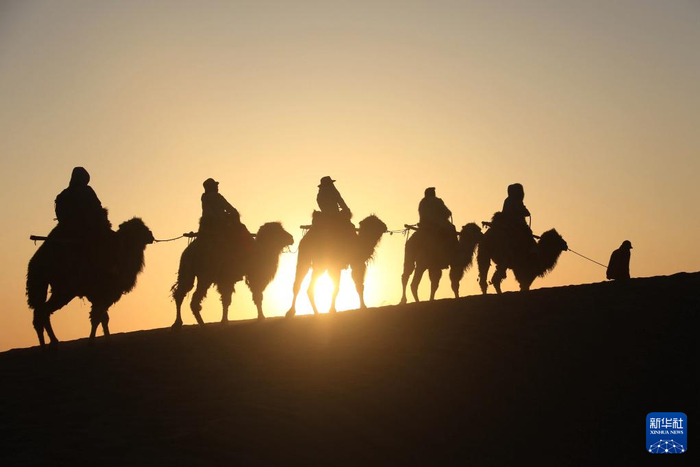 ▲4月29日，游客在甘肃敦煌鸣沙山月牙泉景区游览。图/新华社