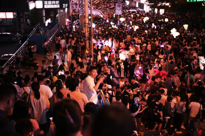 5月1日，重庆，通往洪崖洞景区的游客人山人海。