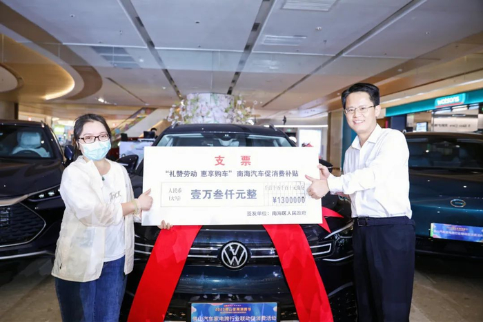 首批购车客户交车仪式。