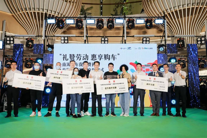 首批购车客户交车仪式。