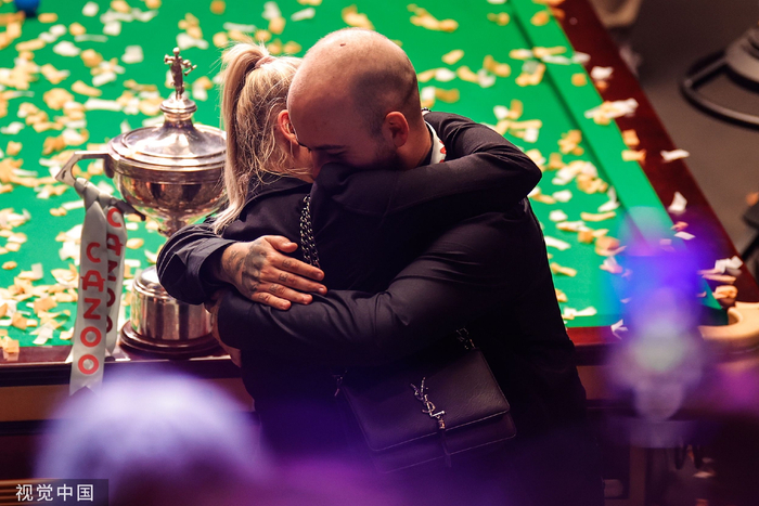 布雷切尔和女友拥抱。