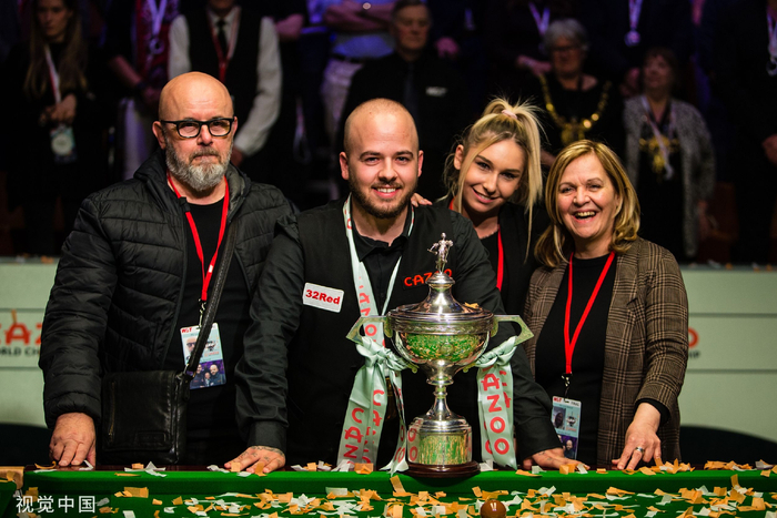 布雷切尔和家人合影。