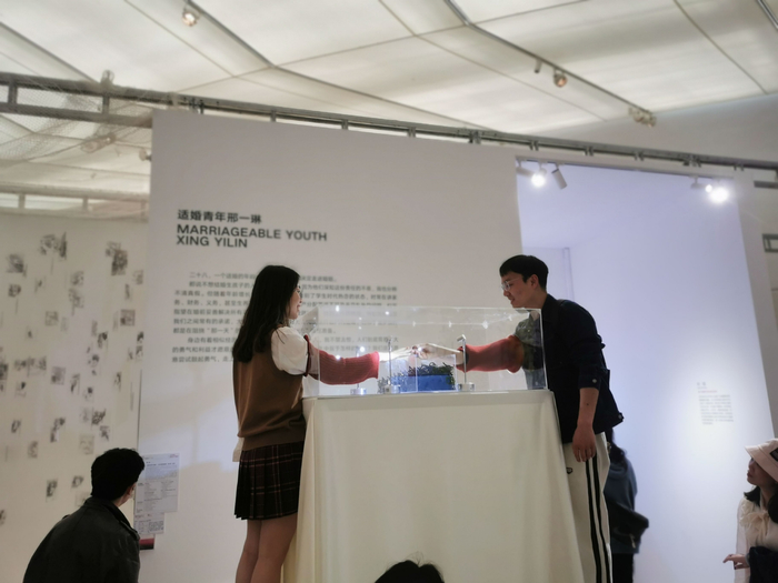 观众在展台上互动体验。新京报记者 苏季 摄 