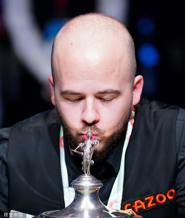 布雷切尔亲吻奖杯。