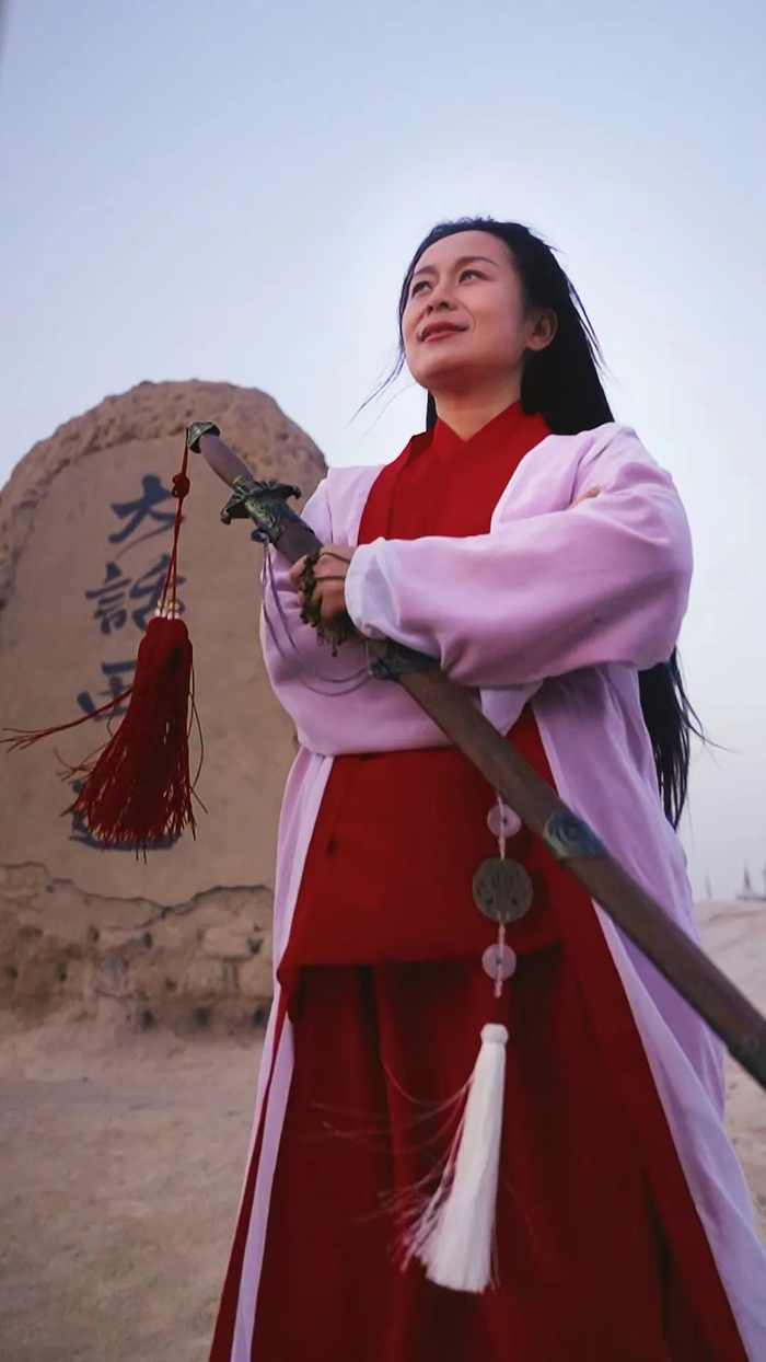 马海波“变装”“紫霞仙子”。（视频截图）