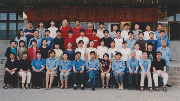 △十八岁的方文墨（最后一排左四）在沈阳航空职业技术学院
