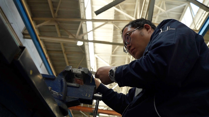 △方文墨在车间机床边制造标准件