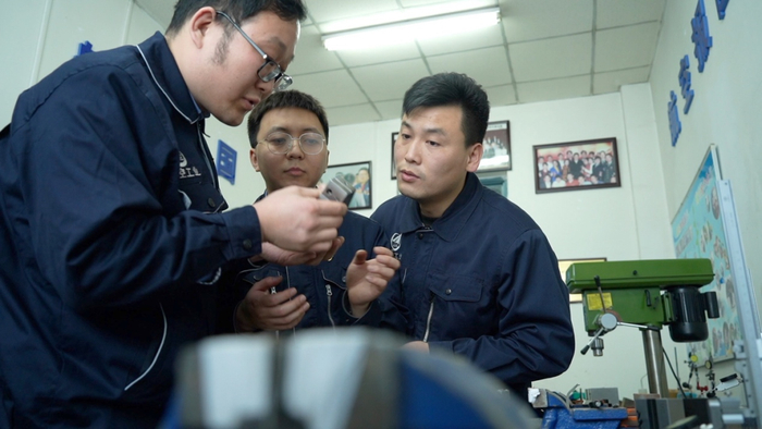 △方文墨指导班组徒弟杨国心、耿伟华