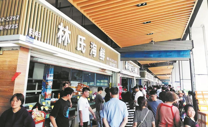     前来购买海鲜的市民络绎不绝