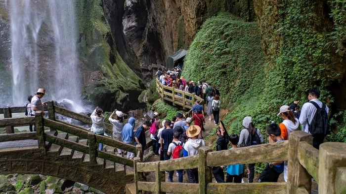 游客在重庆武隆景区观赏自然风貌。王俊杰 摄