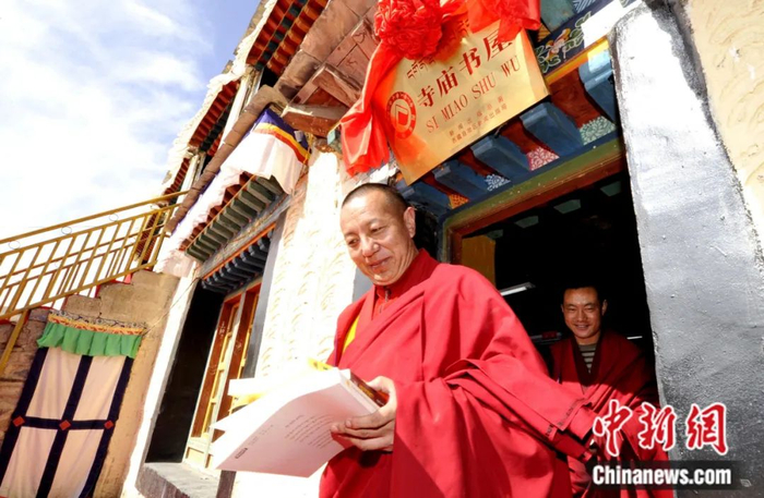 西藏那曲孝登寺寺庙书屋，僧侣借阅书籍。李林 摄