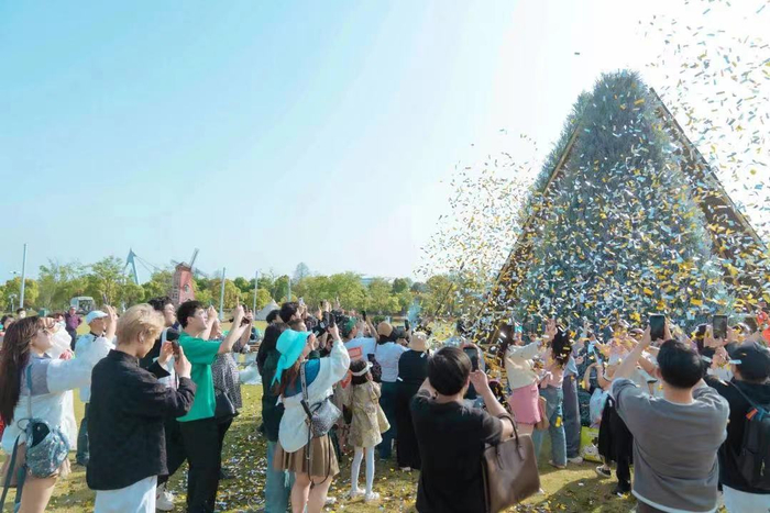 2023上海薰衣草节，一座薰衣草雕塑成网红打卡地。   受访者供图