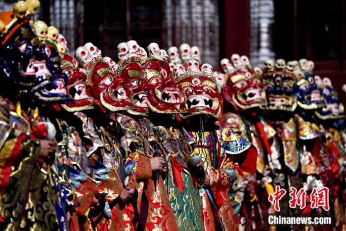 西藏拉萨楚布寺僧人们佩戴面具参加跳神活动。跳神是由藏传佛教僧侣表演的一种宗教舞蹈。李林 摄