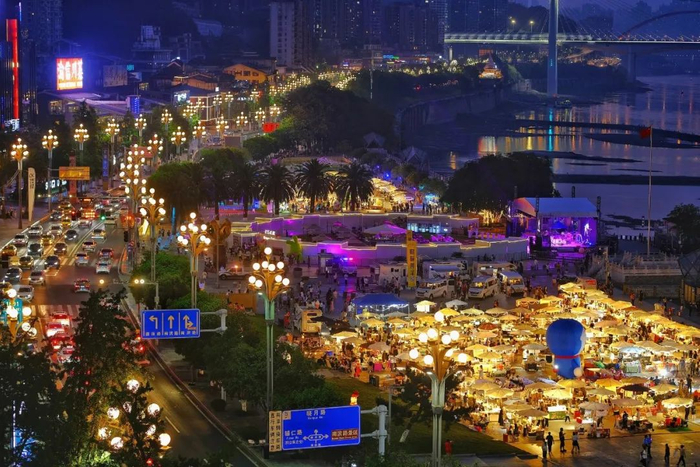 南滨路举办夜市活动。郭旭 摄