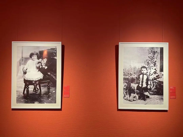 现场展示的幼年的弗里达·卡洛与迭戈·里维拉旧影