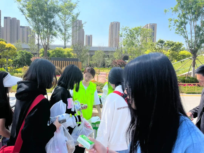 志愿者分发小礼品