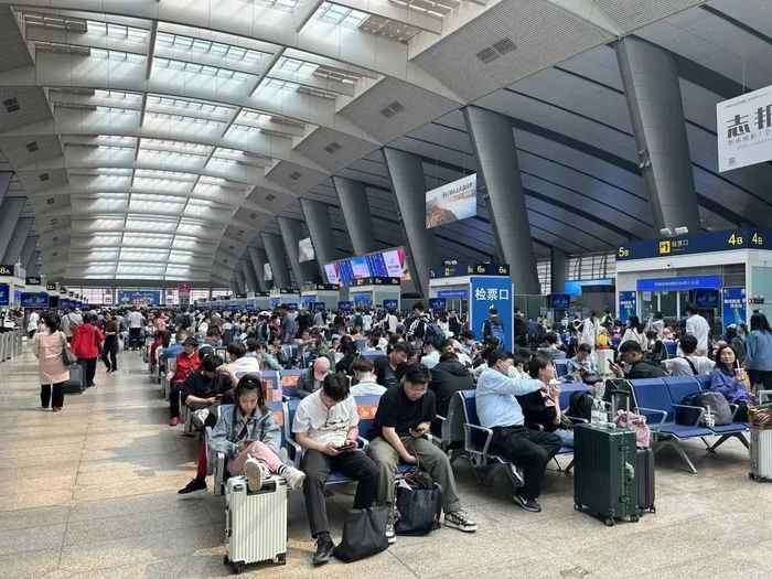 北京南站候车大厅/记者拍摄