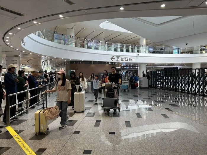 大兴机场国内到达层出口处旅客接续不断/记者拍摄