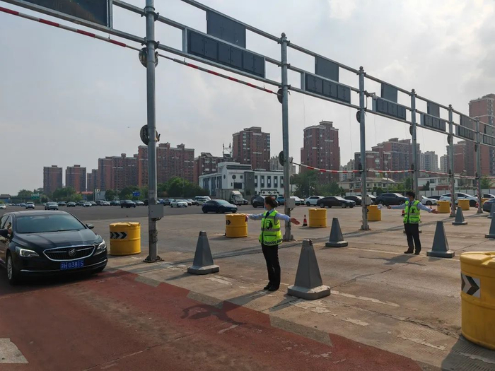 收费站开辟小客车专用通道快速引导车辆通行/记者拍摄