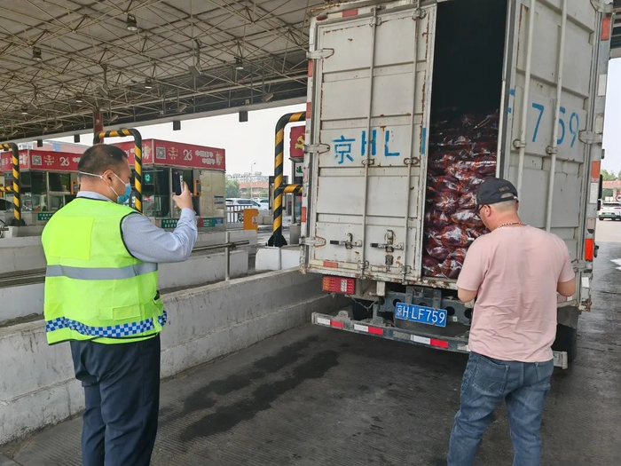 西红门收费站对运送鲜活农产品车辆快速查验放行/记者拍摄