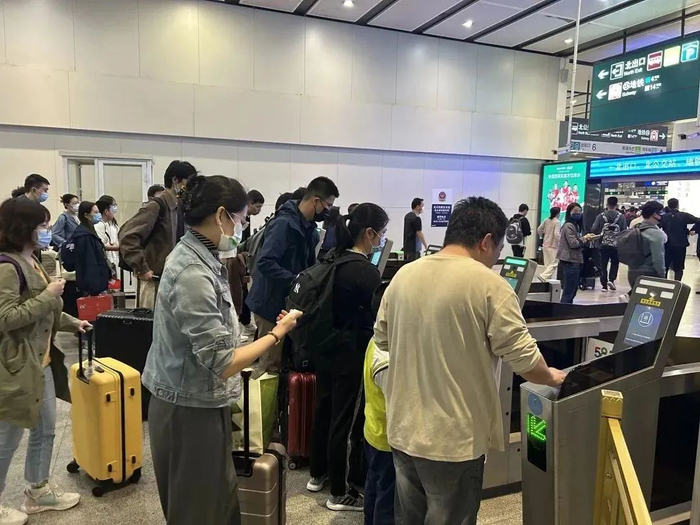 返程乘客出站/记者拍摄