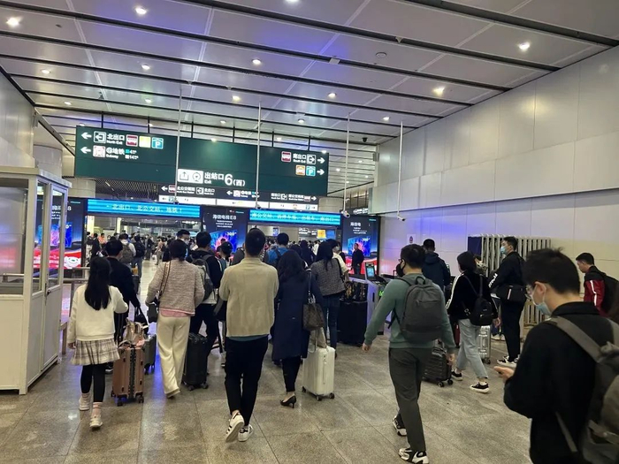 乘客从出站口离站/记者拍摄