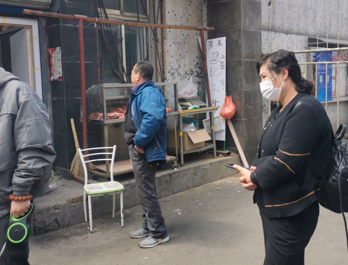 老马把肉摊支在了犄角旮旯处。