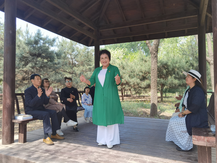 北臧村镇永定河诗社成员现场吟诵自创的诗词，互相切磋交流诗词创作心得、经验。新京报记者 曹晶瑞 摄