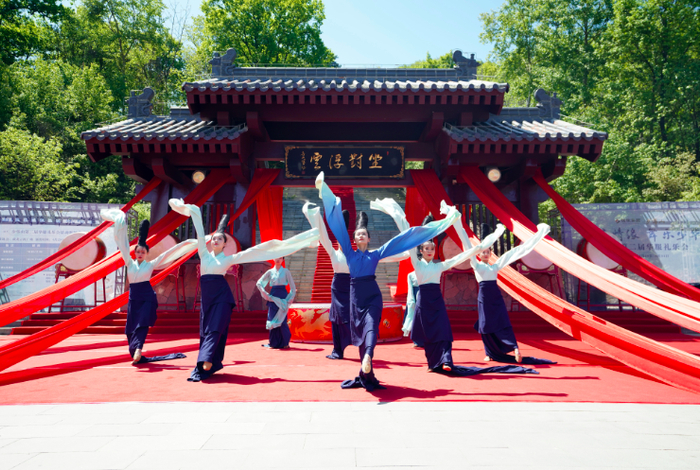 ▲专业的舞者来到少华山为大家演出