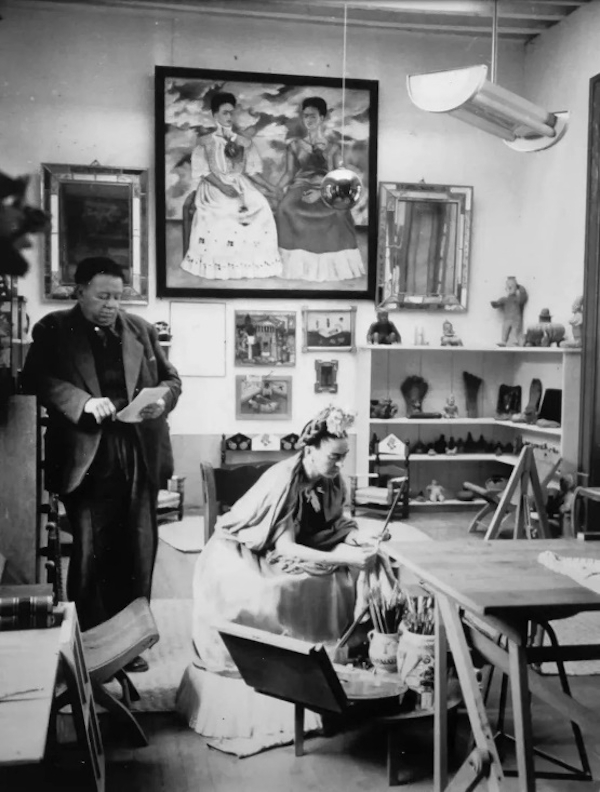 迭戈·里维拉与弗里达·卡罗在蓝房子的工作室，身后是画作《两个弗里达》