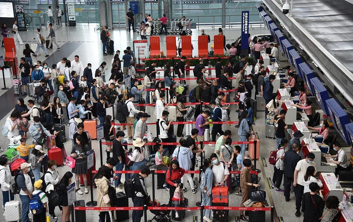 2023年5月2日，四川成都，五一假期倒数第二天，双流机场迎来返程高峰。视觉中国 图