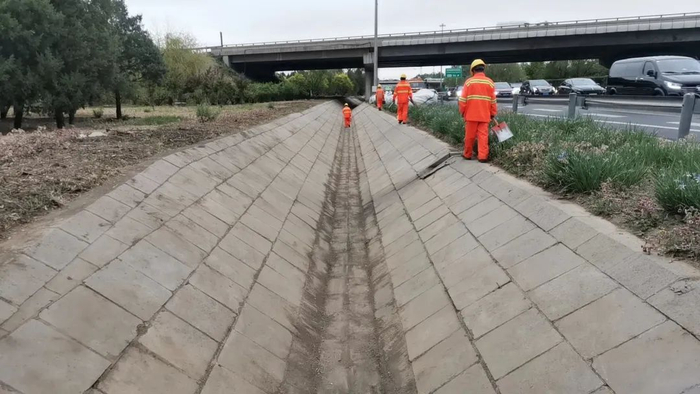 养护人员持续做好高速公路环境整治/首发养护公司提供