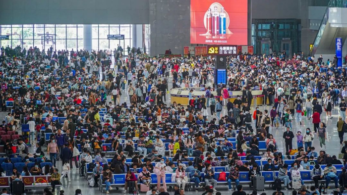 繁忙的重庆北站。付佳乐 摄