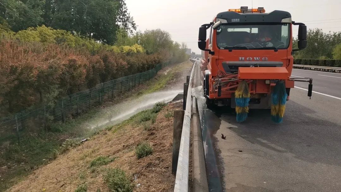 养护人员持续做好高速公路环境整治/首发养护公司提供