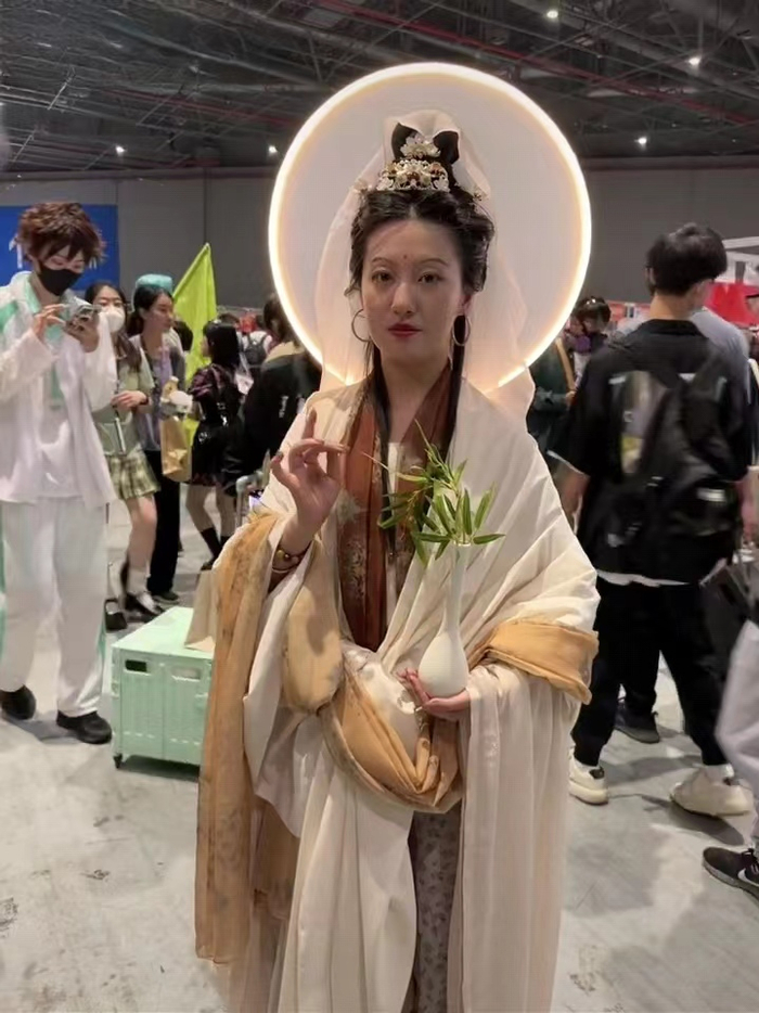 上海漫展神现“女菩萨”,漫迷下跪膜拜,脑残骚操作何时休|动漫cosplay|Coser|cos|争议|观音菩萨_新浪新闻