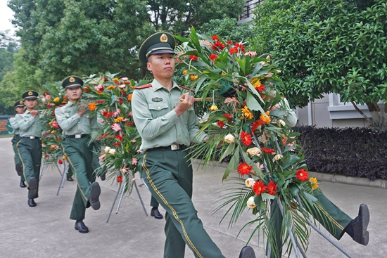     李林雨（右二）参与“世界华人炎帝故里寻根节”礼兵敬献花篮任务集训。武警湖北总队供图